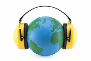 Une planète Terre avec un casque antibruit