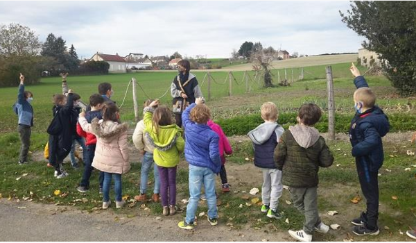 Les enfants devant un jardin